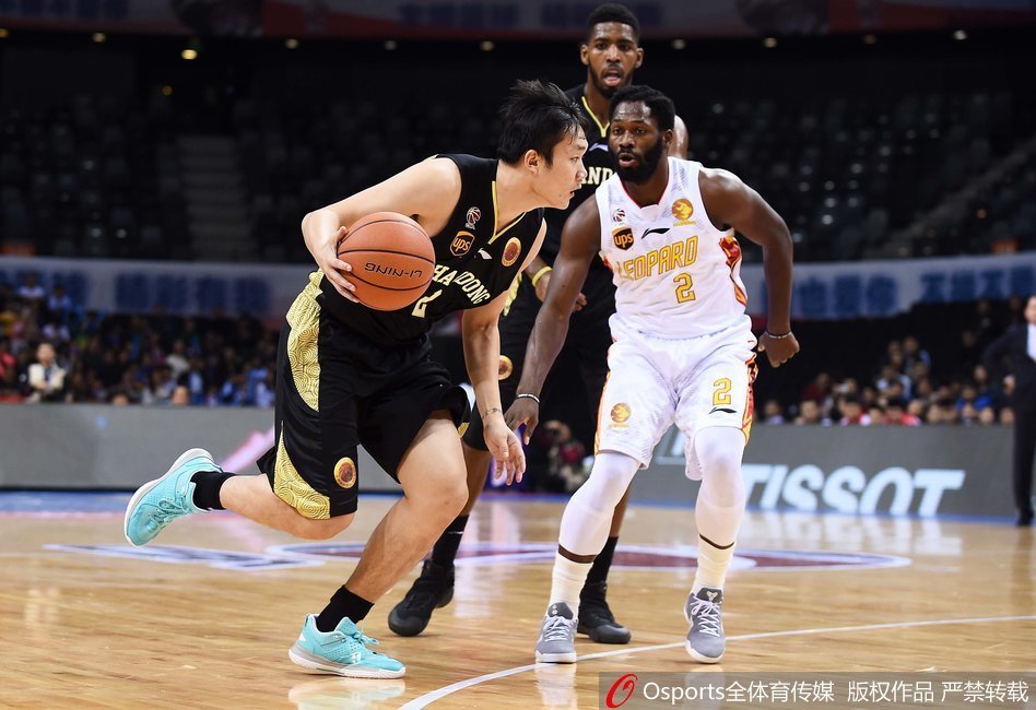 帕戈如猎豹般敏捷，一个背后运球晃过防守，眼神如炬地观察着队友的跑位，下一秒，他手中的皮球就将划出一道精准的弧线，撕开山东队的防线。