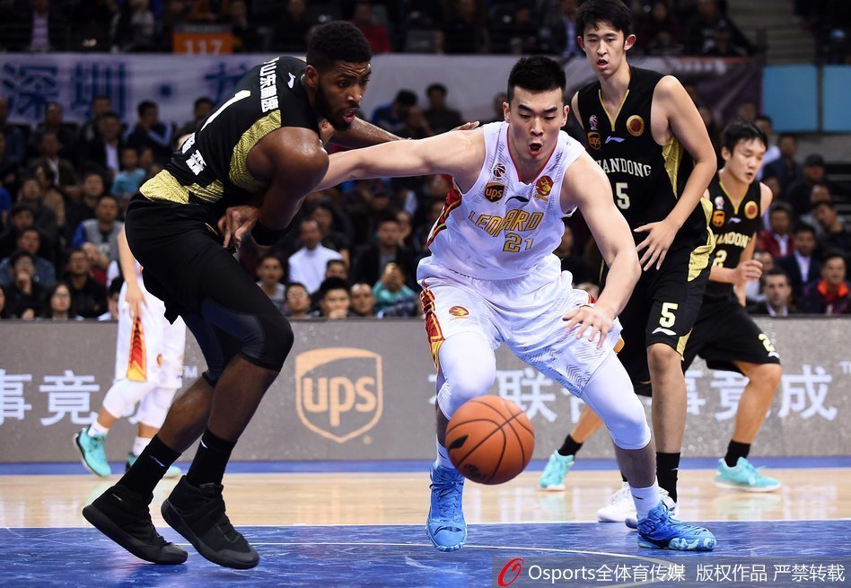 终场哨响，比分定格，深圳球员们围在一起激情怒吼，他们身后的记分牌记录着这场属于团队的辉煌胜利，汗水与笑容在这一刻交织成最美的画面。