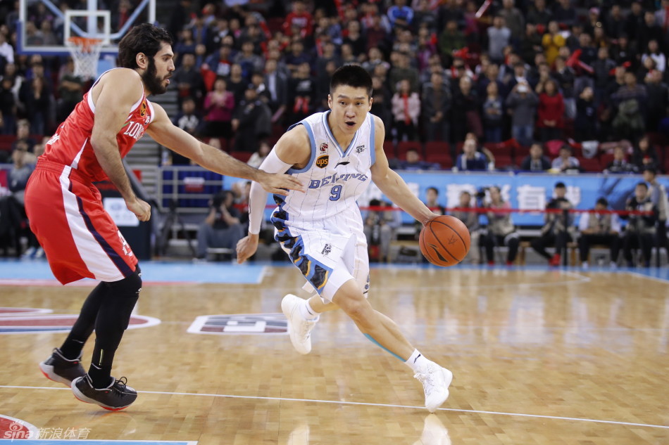 孙悦施展标志性的背后变向运球，如同一道黄色闪电晃过防守人，直杀内线。