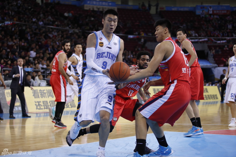 方硕在长人如林的禁区闪转腾挪，利用出色的腰腹力量完成拉杆上篮，身体在空中完全舒展。