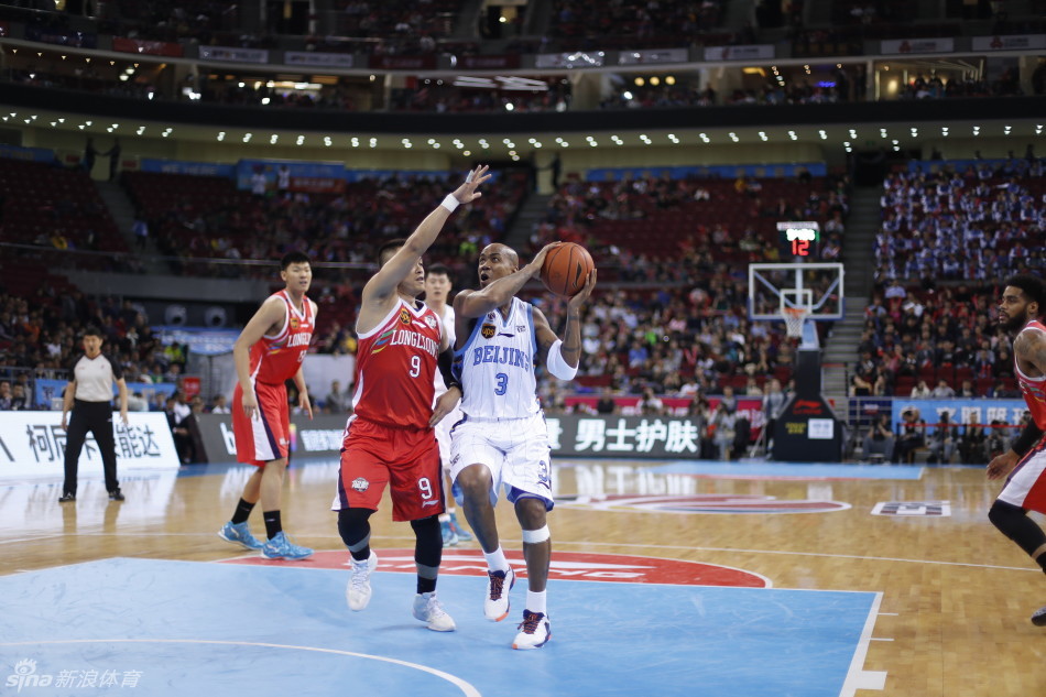 莫里斯接队友妙传，无视防守人封盖，双臂灌筐，上演暴力美学般的惊天一扣。