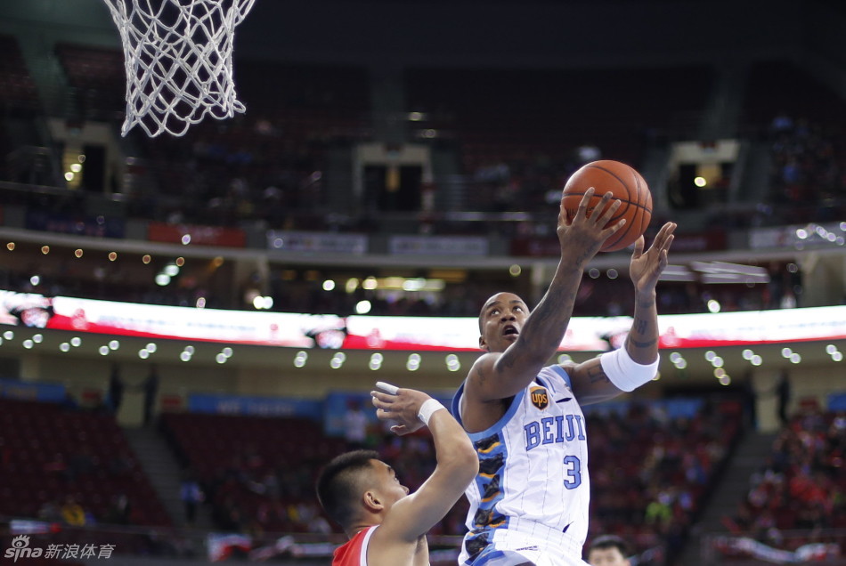 张松涛在内线接到传球，用力量扛开防守，在激烈的身体对抗中强行将球放入篮筐，展现内线硬度。