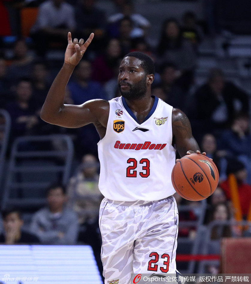 周鹏面对防守人急停跳投，皮球划过一道完美弧线，这是他全场手感火热的又一次标志性进攻。