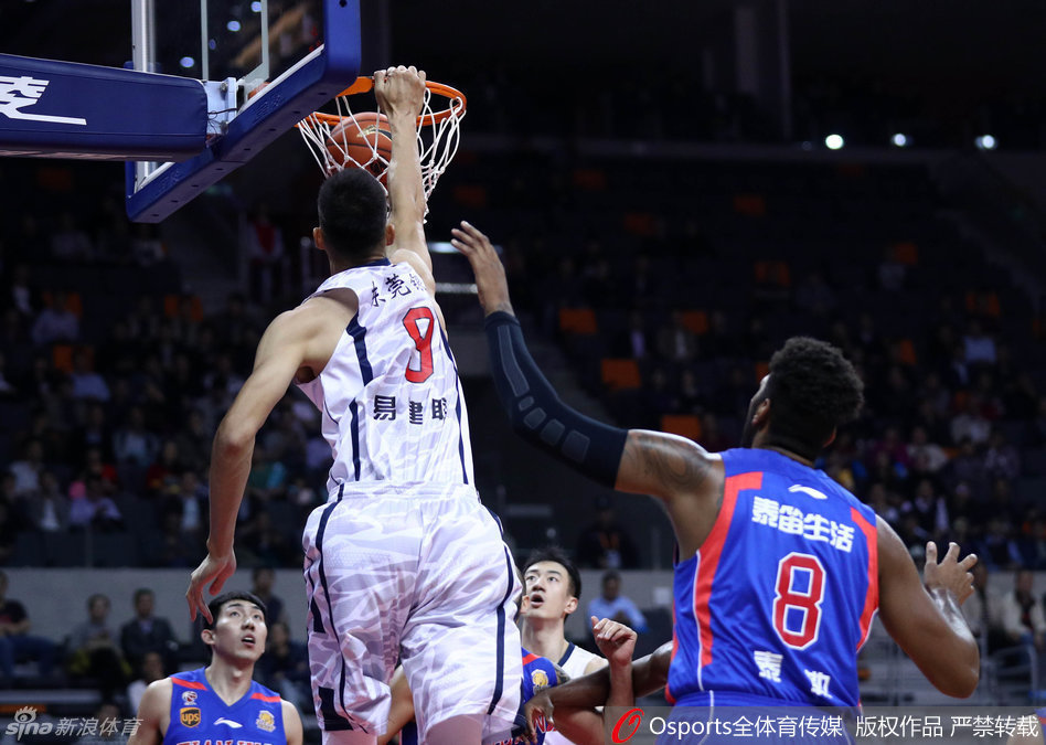 斯隆运球指挥队友跑位，眼神犀利寻找着山西队防线的空隙，随时准备送出致命一传。