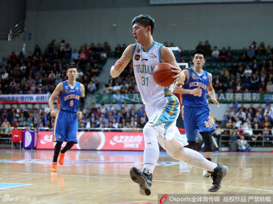 约什站在罚球线上，深吸一口气后稳稳出手，皮球划过完美弧线空心入网，为球队稳住阵脚。