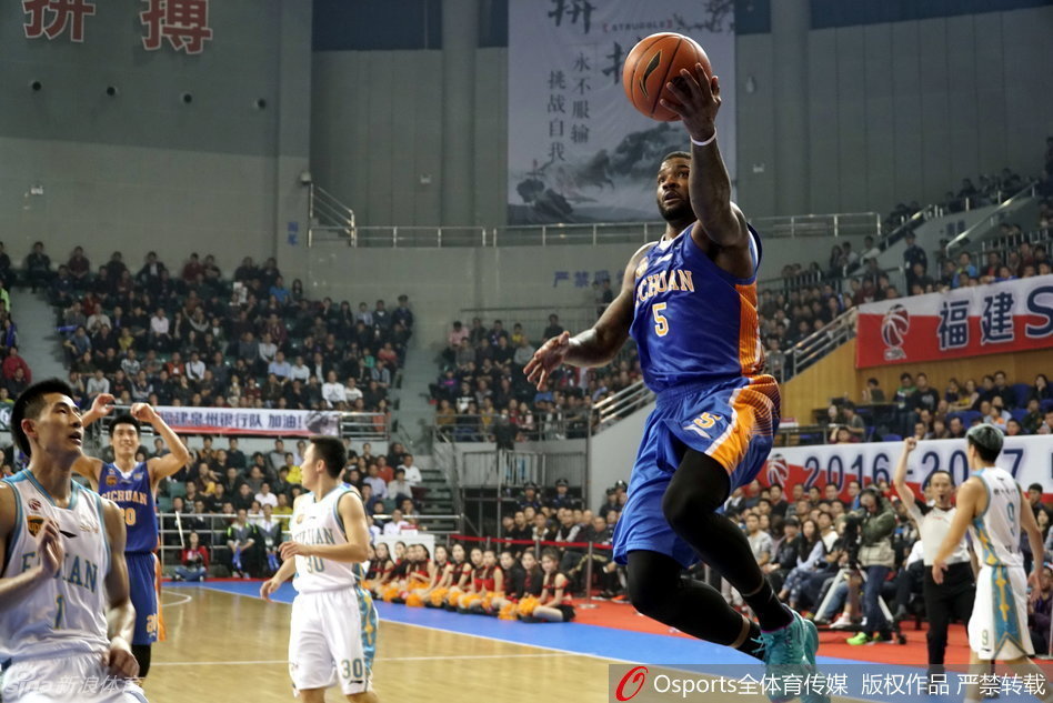 约什·史密斯面对防守强行突破，他双臂张开如大鹏展翅，依靠惊人的身体素质将球送入篮筐。