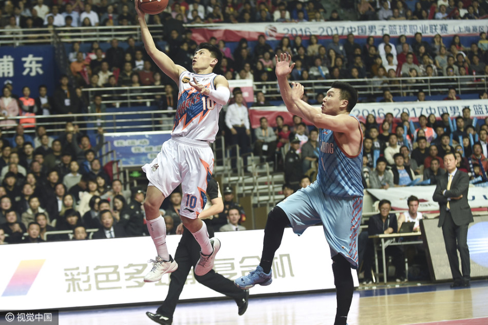 刘晓宇如一道白色闪电撕裂新疆防线，他腾空而起，在空中滑翔后稳稳完成飞身上篮，眼神中写满坚定与杀气。