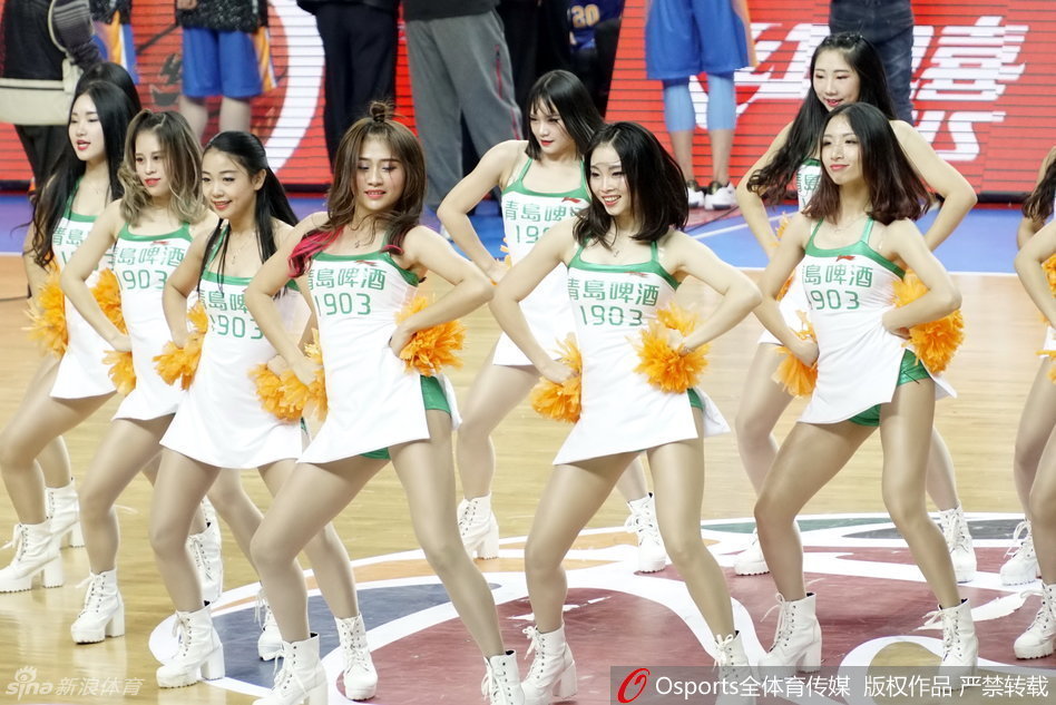 热辣的拉丁风舞步中，啦啦队员大幅度摆动手臂，露出纤细腰肢，摇曳的身姿在球场灯光下格外养眼撩人。