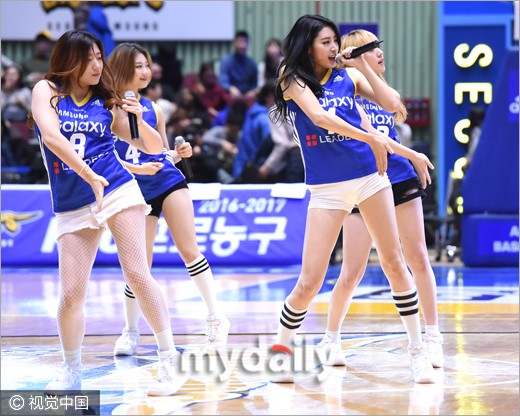 伴随着动感节奏，拉拉队员们在球场中央纵身跃起，马尾辫划出活力弧线，灿烂笑容与整齐划一的动作瞬间点燃全场热情。