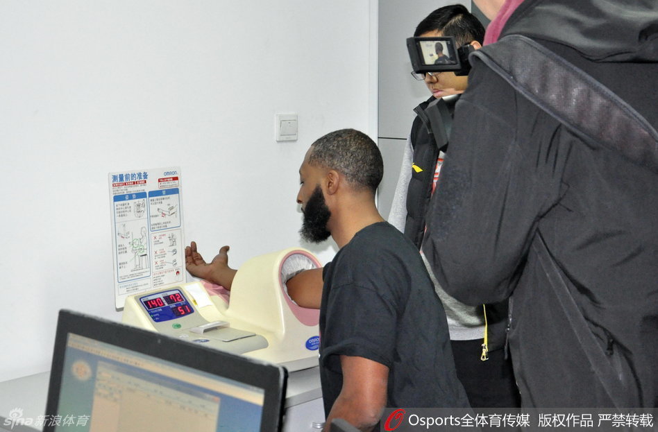 医护人员正熟练地将针头刺入血管，普莱斯眉头微蹙又瞬间舒展，仿佛在说为了重回赛场这点疼痛不算什么。