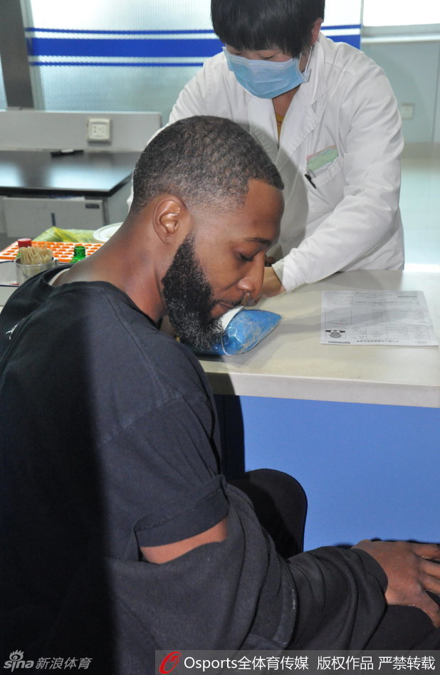 抽血间隙，普莱斯侧身面对镜头，标志性的浓密胡须下露出一抹淡定的微笑，仿佛在丈量着与胜利之间的距离。