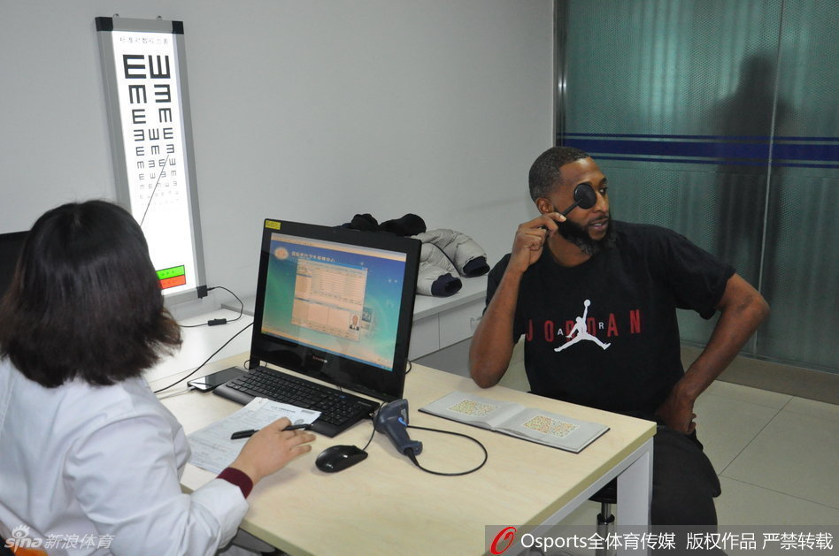 体检项目全部完成，普莱斯穿上外套与工作人员握手致意，仿佛在进行一场赛前的仪式，正式宣告自己成为山东高速男篮的一员。