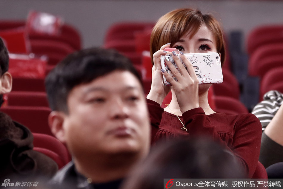 在喧闹的看台人群中，方硕女友一头清爽的短发显得格外利落，她手持加油充气棒，神情专注地望向赛场方向，眉眼间带着一丝不自觉的专注与高冷。