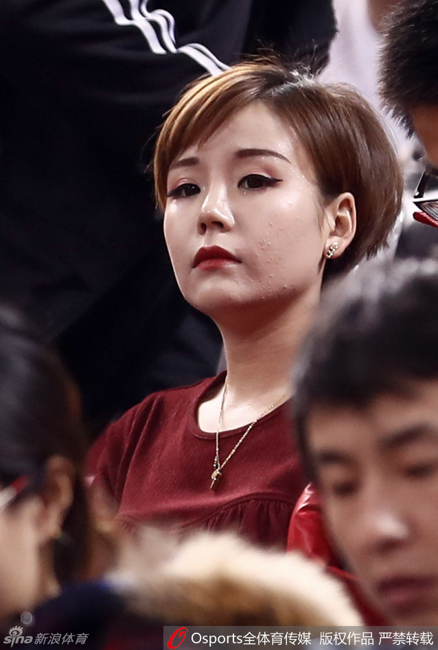 她专注地看向赛场，秀眉微蹙，干练的短发下神情专注而认真，手中的加油棒紧握不放，这一刻她是方硕最忠实的头号球迷。