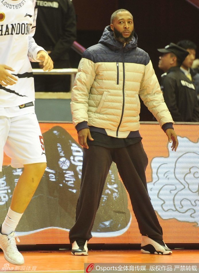 丁彦雨航持球强行突破吉林防线，面对夹击毫无惧色展现MVP级别滞空