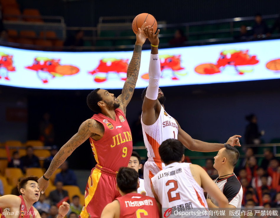江苏同曦外援阿巴斯强起上篮瞬间，防守球员失去重心倒地，裁判哨响定格绝杀前奏