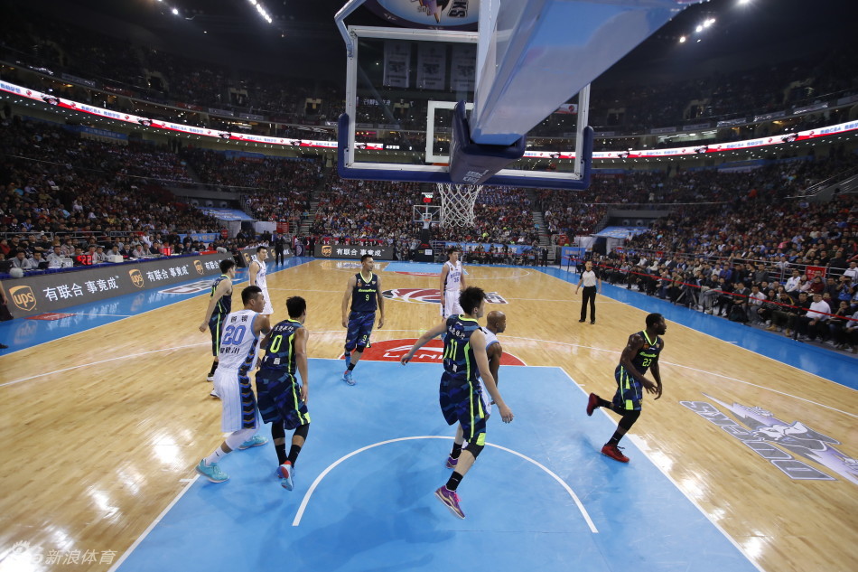 易建联在重重包围中飞身上篮，展现强大的核心力量和篮下终结能力