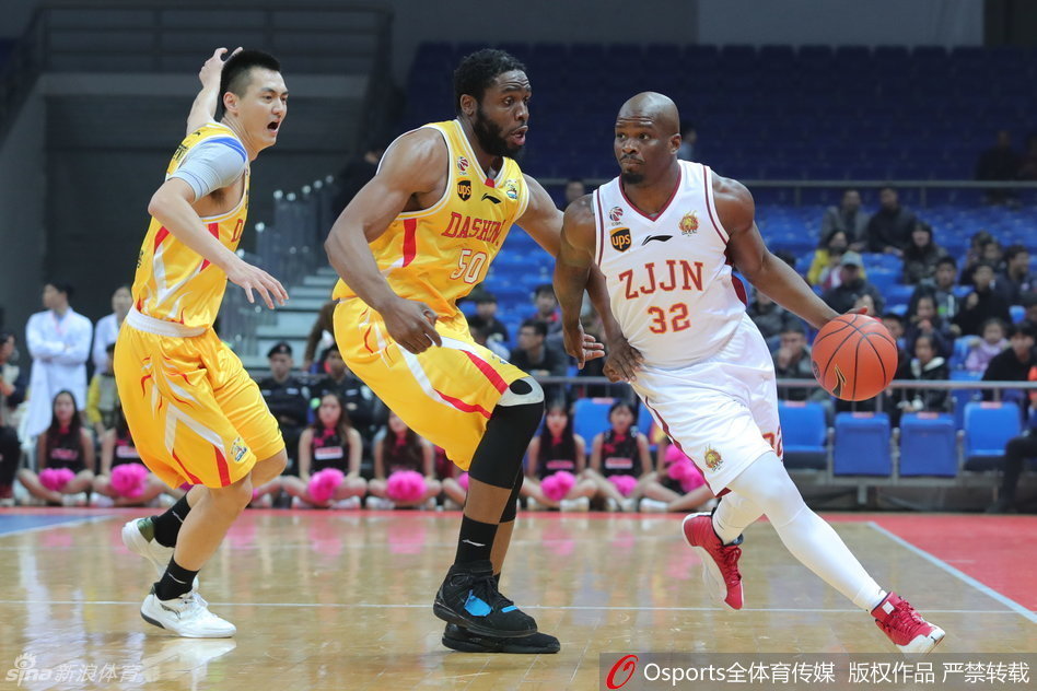 弗雷戴特妙传瞬间，眼神迷惑防守击地助攻队友，展现CBA顶级双能卫风采