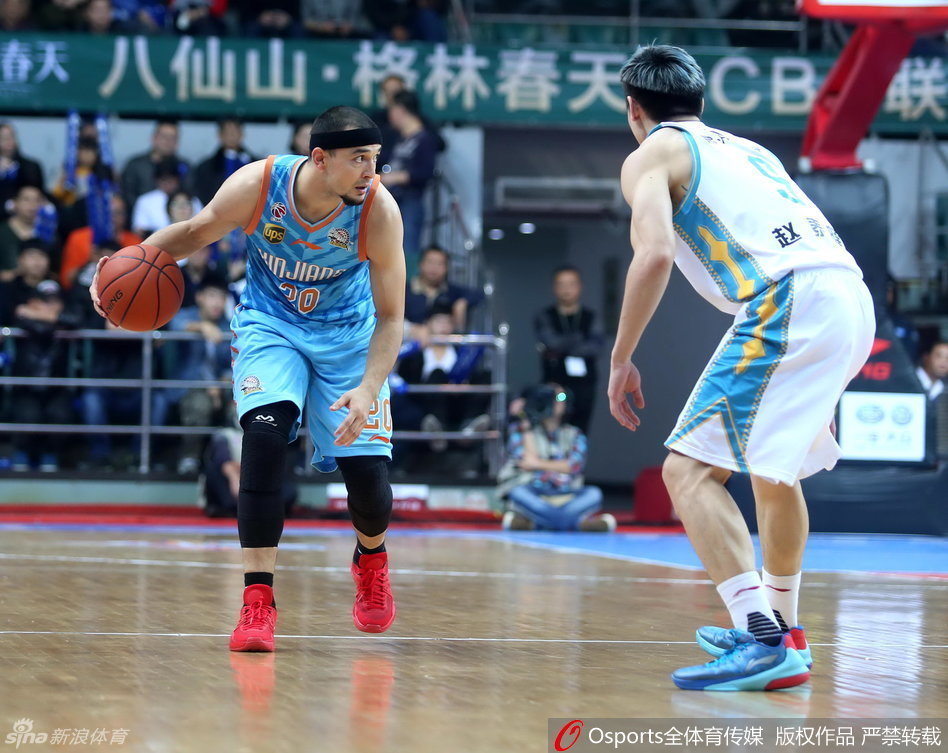 大魔王只手遮天！周琦高高跃起，长臂舒展，一记结结实实的排球大帽将对方的上篮扇飞，防守震慑力十足。