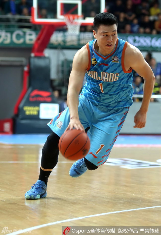 周琦持球推进上演一条龙，面对三人合围毫无惧色，以一敌三强行突破，展现大个子中罕见的运球技巧。