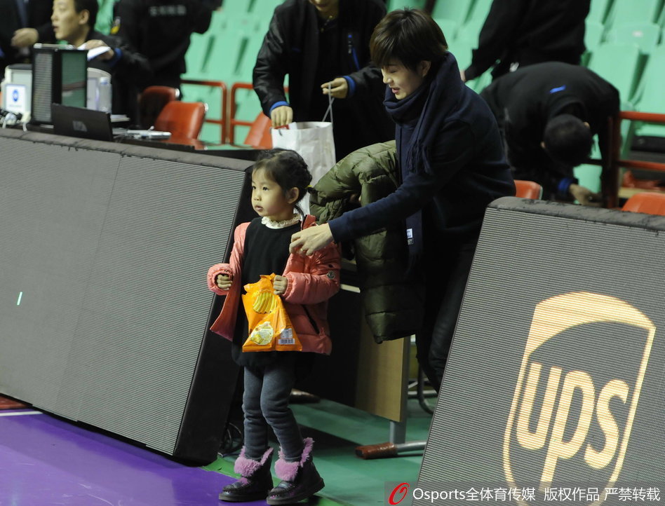 胜利的夜晚，郭士强指导一手牵着可爱的小女儿，身旁是笑容温婉的妻子，一家三口在球迷的欢呼声中走向场外，这是属于篮球的铁血与家庭的柔情交织的最美画面。