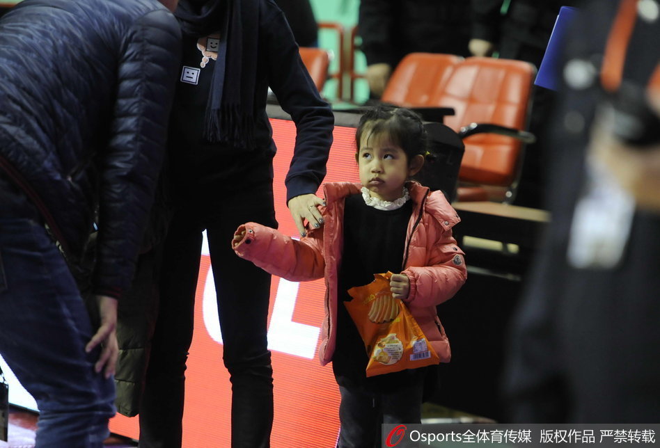赛后的人潮中，郭士强细心地护着身边的女儿，眼神里满是宠溺，与刚才在场上运筹帷幄的严厉教练判若两人，女儿是他心中最柔软的角落。