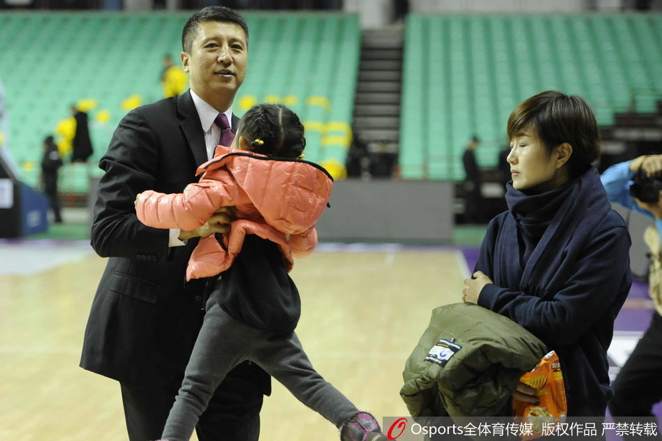 女儿似乎对周围的一切充满好奇，紧紧拉着妈妈的手。郭士强则步履坚定地走在妻女身旁，为他们隔绝开拥挤的人群，这坚实的背影，撑起了球场上的辽篮，也撑起了背后的小家。