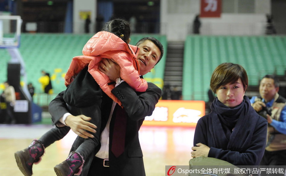 走出球馆的通道里，灯光拉长了一家三口的身影。郭士强穿着笔挺的西装，女儿牵着爸爸妈妈的手，仿佛是世界上最重要的事情，这平凡的一幕胜过万千荣耀。