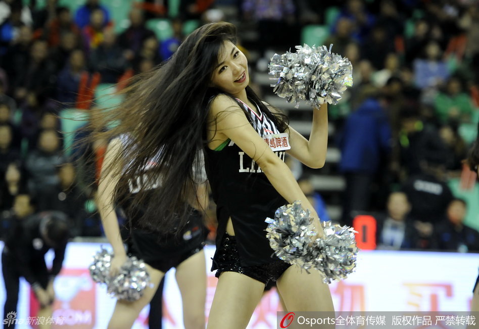 比赛结束后，啦啦宝贝们依然笑容满面地与观众和工作人员热舞合影，用热情为这场激烈的京粤大战画上圆满句号。