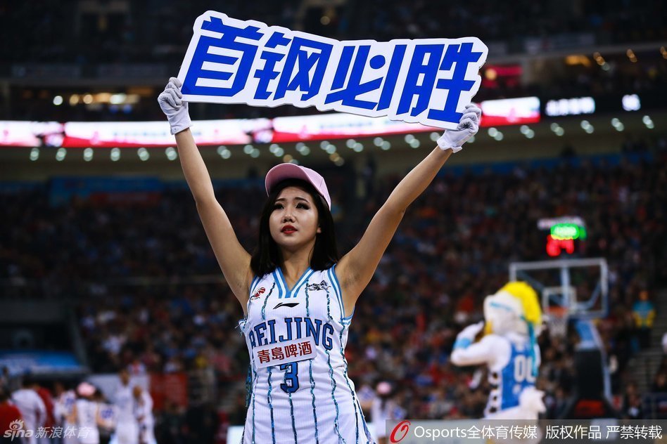 北京队的宝贝们在寒夜中带来火热的贴地热舞，每一个动作都精准有力，用靓丽身姿点燃了现场球迷的激情。