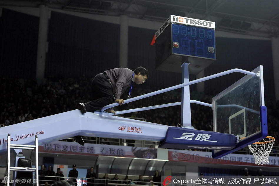 一个特写镜头精准地捕捉到了已经漆黑一片的计时器，它静静地悬在那里，仿佛在无言地诉说着刚刚遭遇的“重创”，成了韩德君神力最好的见证者。