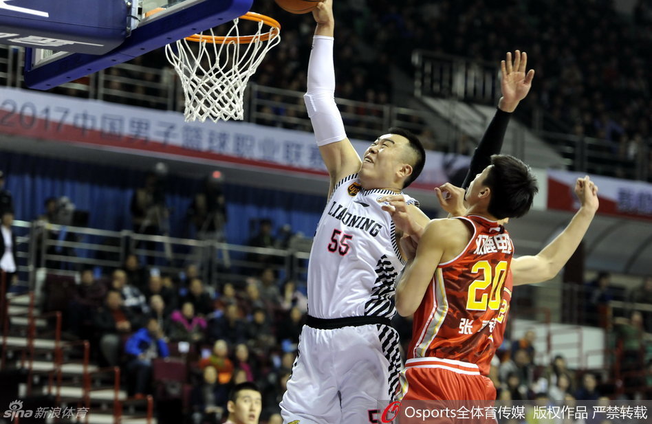 身披辽宁战袍的韩德君如坦克般切入内线，面对八一队的防守球员，他高高跃起，眼神中充满了不可阻挡的决心。