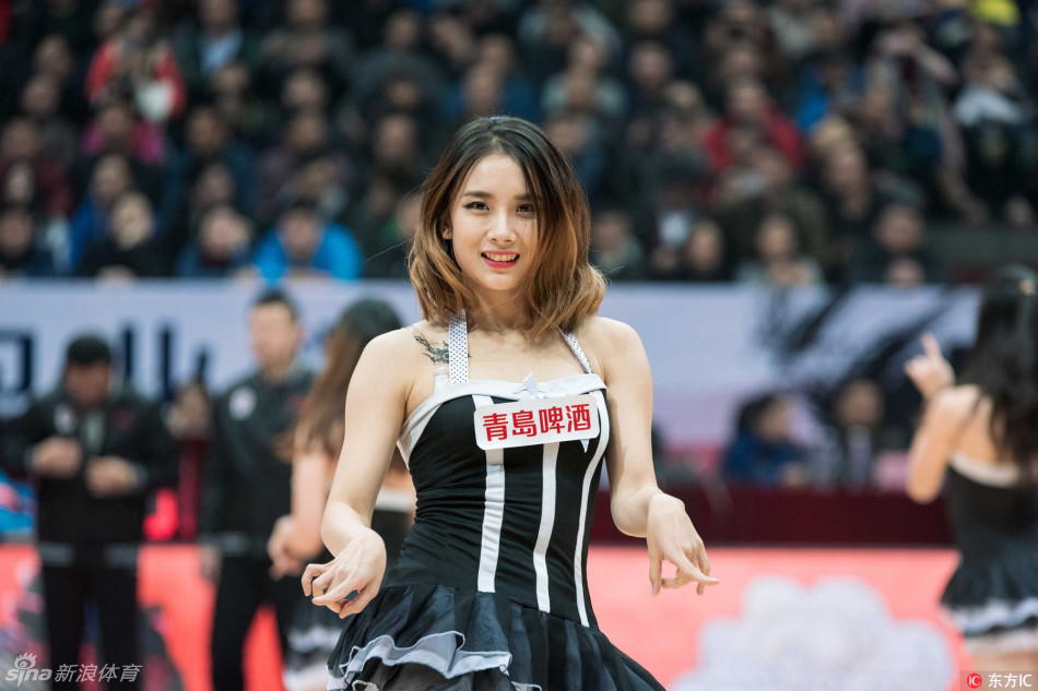 双手合十置于胸前，她神情专注而动人，在动感的音乐中营造出一种动静结合的微妙美感，令人过目难忘。