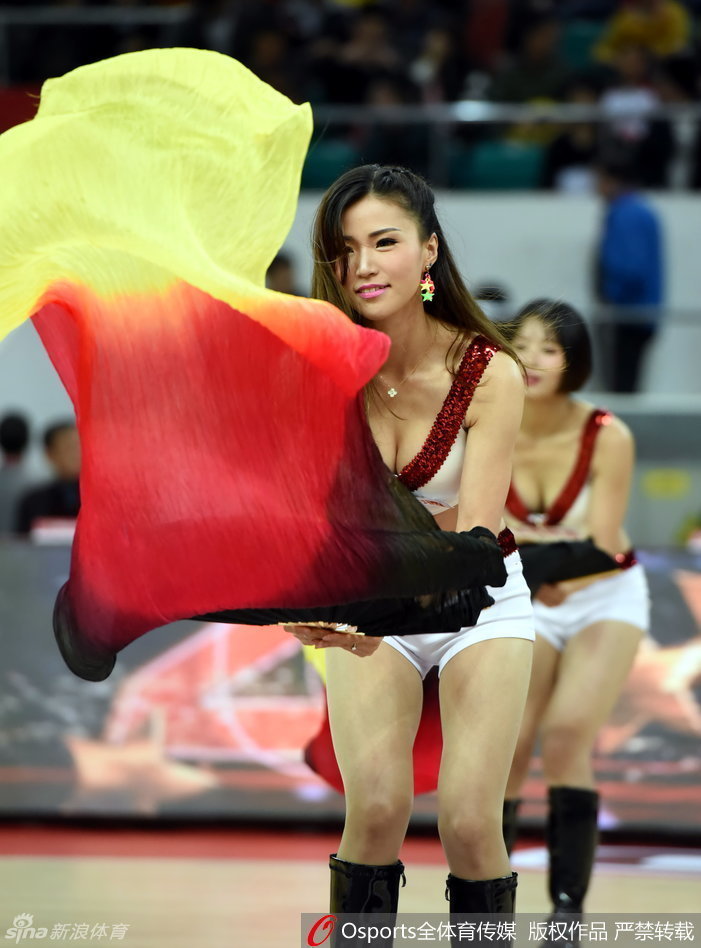 热舞中虽险些走光，但宝贝依然保持镇定，用专业的素养化解尴尬，笑容中更添几分自信与妩媚。