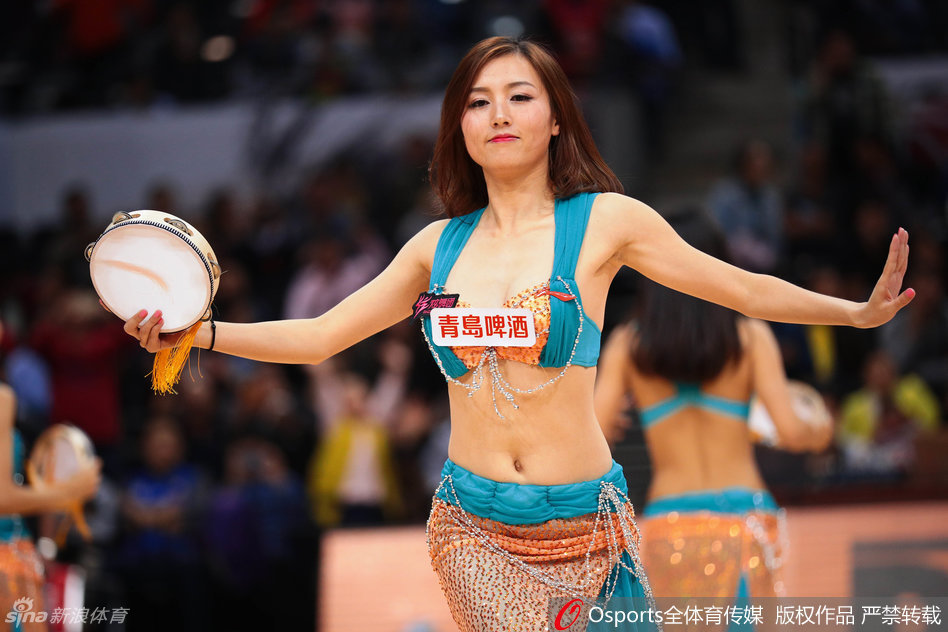 北京队啦啦宝贝凭借扎实的基本功，在赛场上轻松玩起倒立，与队友动作一致，用专业的技巧展示着啦啦操的力与美。