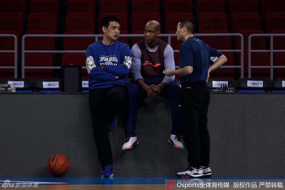 翟晓川侧耳倾听孙悦的战术分析，两位锋线核心的默契不仅在场上，更在日常的点滴交流中。