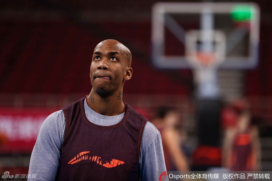 闵鹿蕾指导双手比划，正在对队员面授机宜，细节的打磨正是首钢队多年来保持竞争力的秘诀。