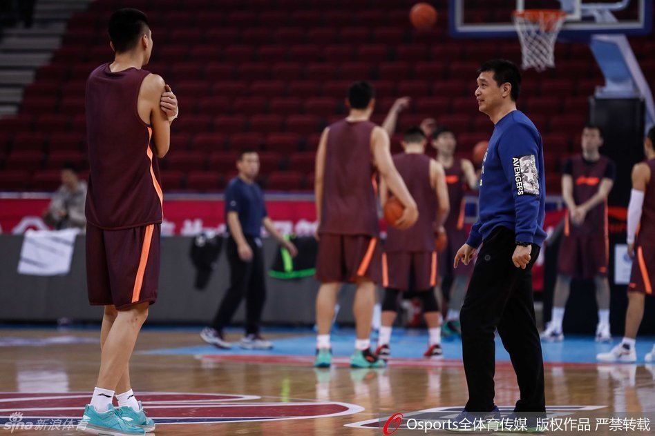 孙悦在训练间隙秀了一下球技，动作潇洒自如，显然已经从伤病中恢复了过来。