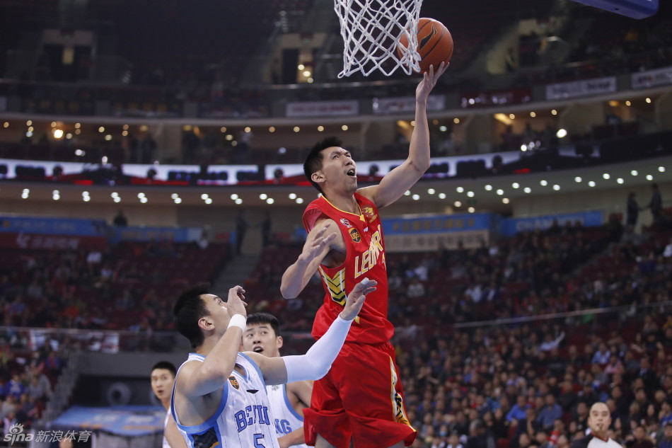 孙悦凭借出众的臂展和敏锐的防守嗅觉，从弱侧及时杀出，在对手即将出手的瞬间完成了一次精彩的补防封盖，将球队的防线扩展到了极致。