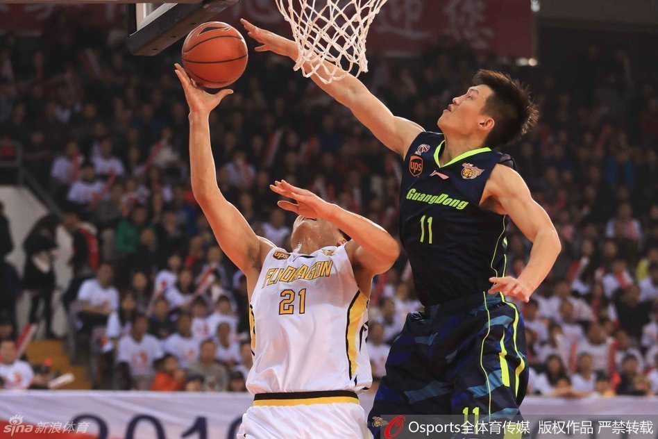 周鹏在底角命中了关键三分后握拳怒吼，作为广东队锋线尖刀，他的冷血投射是球队拉开比分的关键。