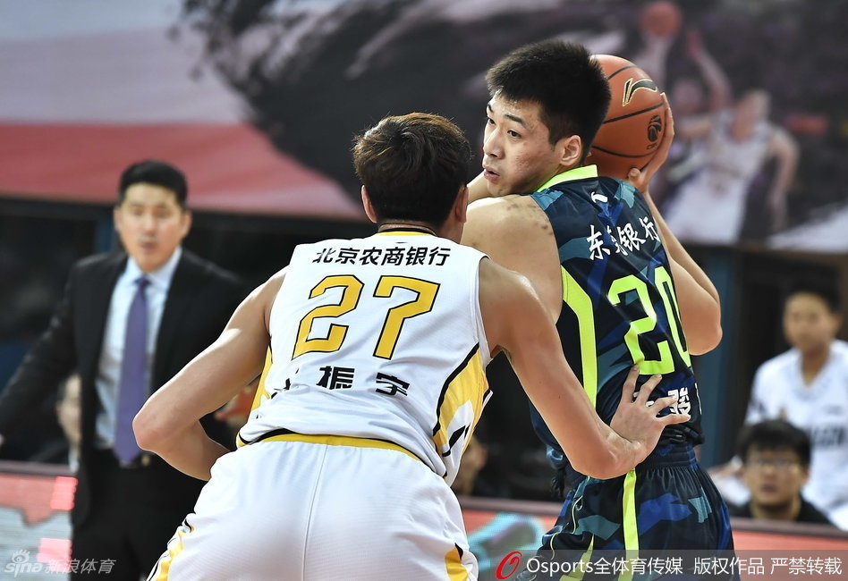 任骏飞在内线利用灵活的脚步单打得手，他的全能身手为广东队的战术体系提供了更多的变化和可能。