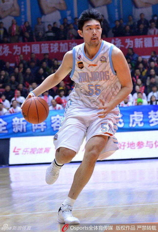 亚当斯如闪电般穿梭防线，空中拉杆避开封盖，指尖轻柔挑篮入筐