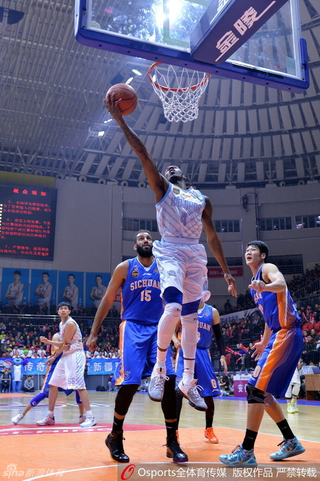 蔡晨背身强吃防守，肌肉碰撞中扛开空间，转身勾手霸气十足