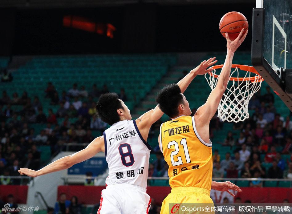 上海队的刘晓宇运球快速推进，面对八一队的防守球员，他身形灵动，正准备变向突破对方防线。