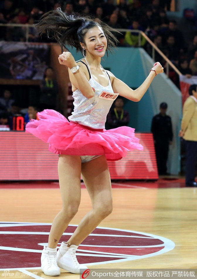 一位身材挺拔的啦啦队员回眸一笑，飘逸的长发如瀑布般汹涌，露出线条优美的美背，展现十足的自信。