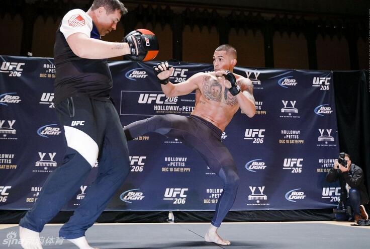 ufc206赛前公开训练集锦 佩提斯展现飞踢本色_高清图集_新浪网