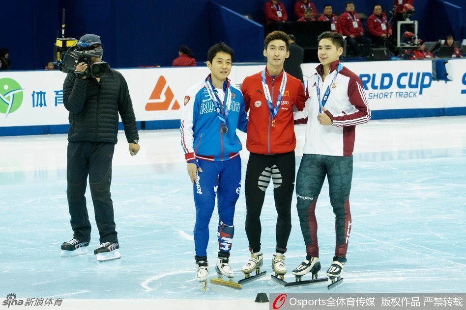 中国选手武大靖战胜了韩国短道速滑"传奇"安贤洙等名将,夺