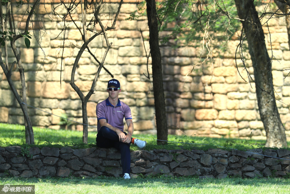 斯通在赛场边闭目小憩,于激烈比赛中寻得一刻安宁