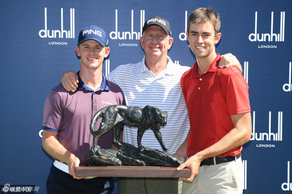 布兰登·斯通与父亲及球童紧紧相拥,灿烂笑容定格胜利瞬间