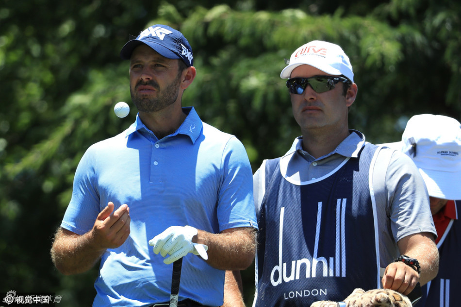 卫冕冠军舒瓦泽尔神情略显失落,目送小球偏离预期轨迹